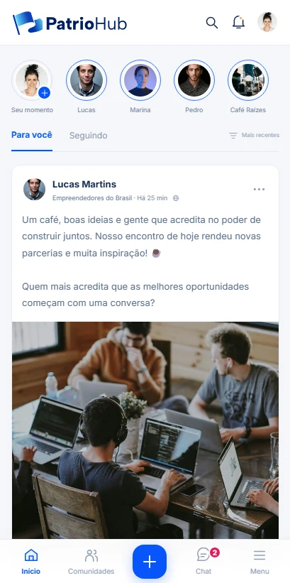 Prévia do feed do PatrioHub no celular, com publicações, comunidades e conversas.